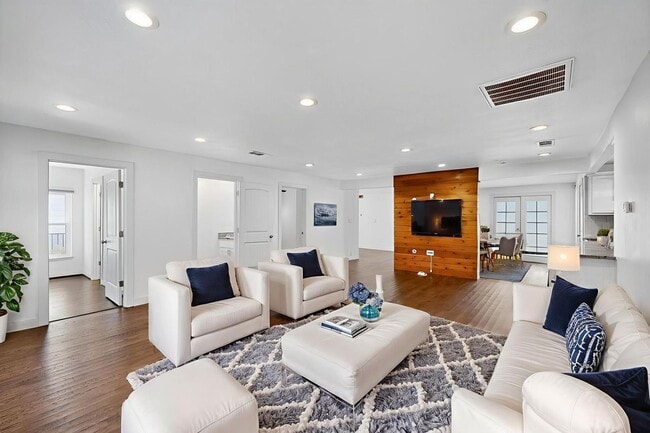 Building Photo - 8919 San Fernando Way