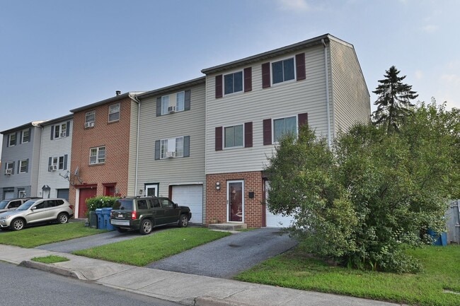 Primary Photo - Townhouse in Highspire