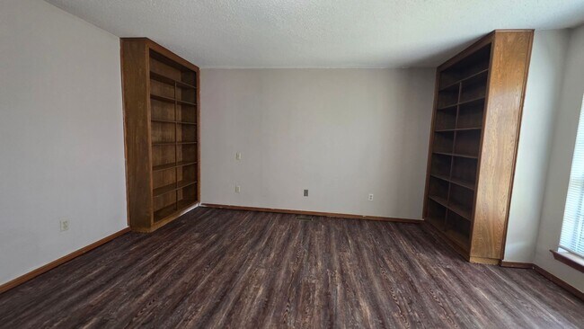 Building Photo - Wonderful 2 Bedroom Duplex in Bethany!  $1250 Per Month!