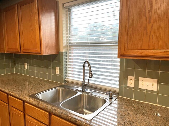Building Photo - 1832 Camas Dr