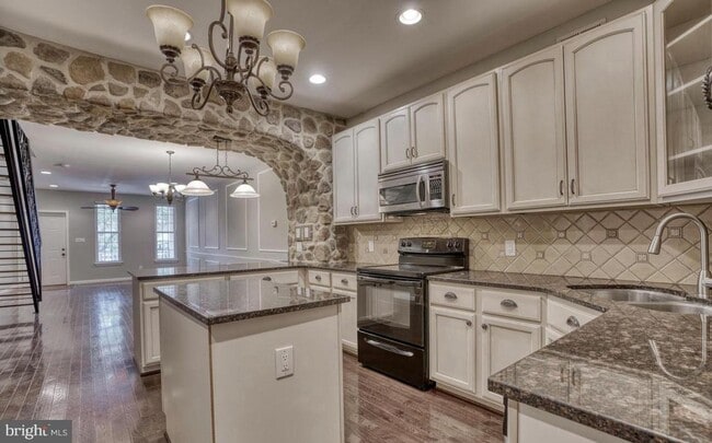 Building Photo - Amazingly renovated 3bd 2.5bth rarely avai...