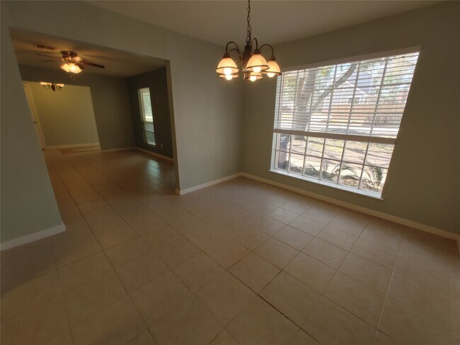 Building Photo - 633 Mosswood Dr