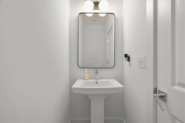 Building Photo - 5862 Westin Rd