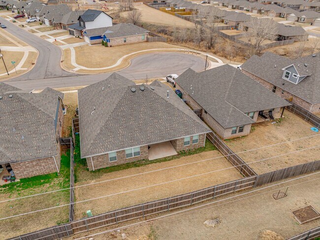 Building Photo - 4 Bedroom + Yukon Schools