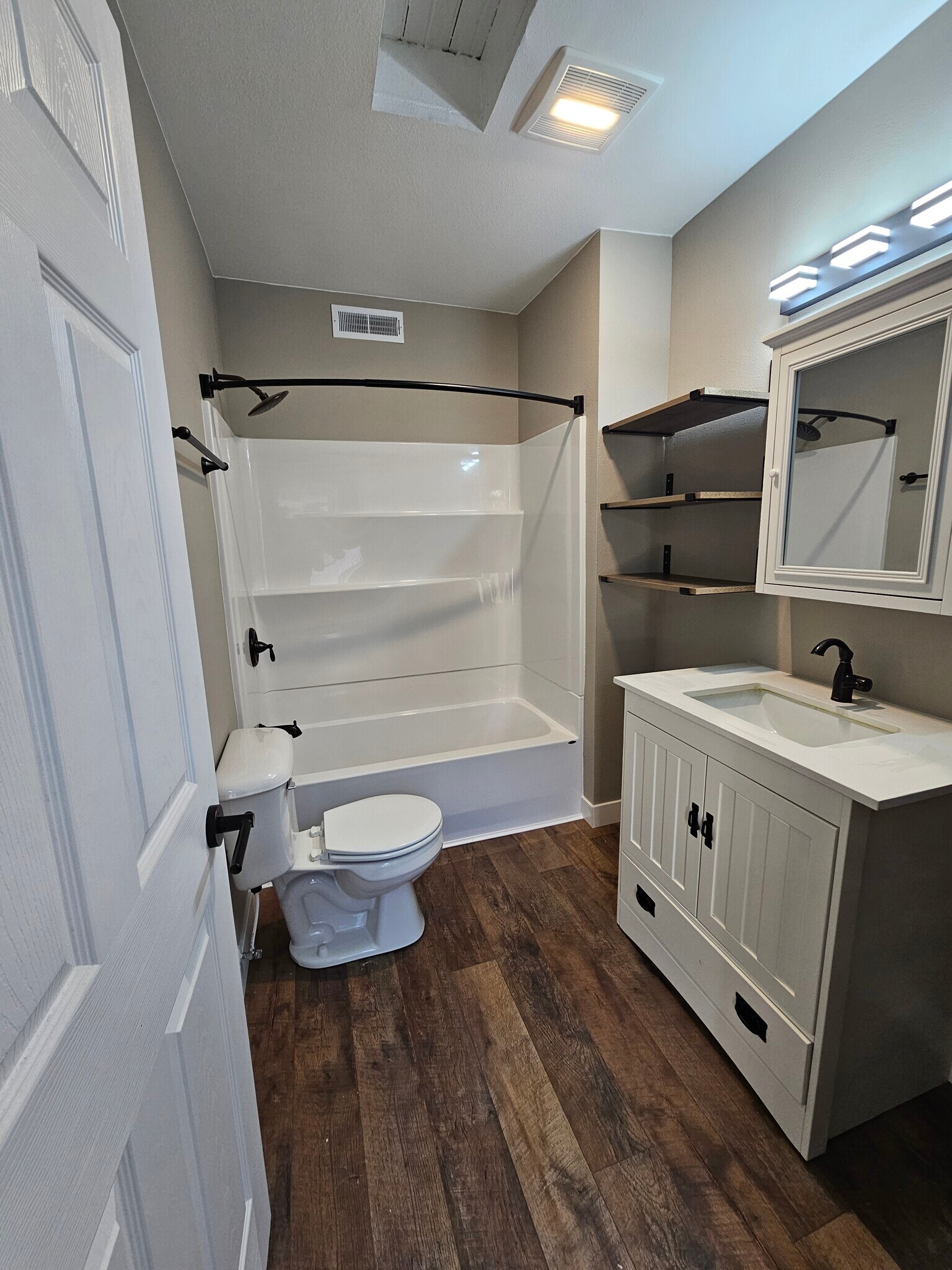 Bathroom - 502 Bay St