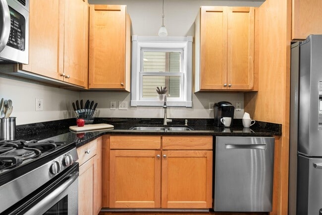 Building Photo - 975 N 6th St