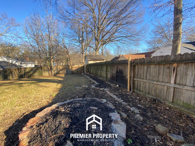 Building Photo - Spacious 4BR/2BA Memphis Home with Den, Fireplace & 2-Car Garage