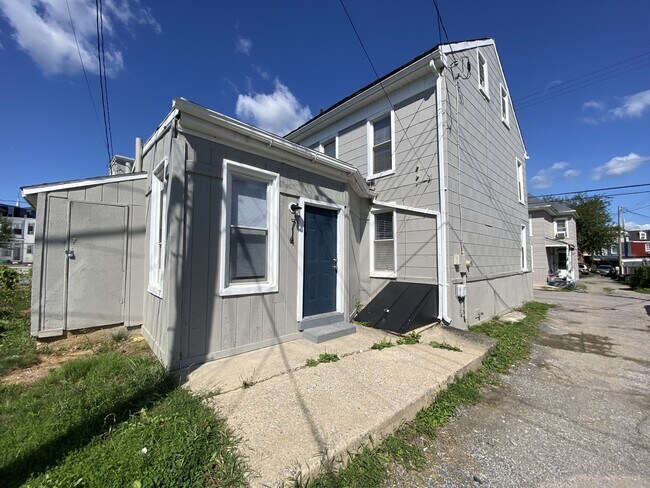 Building Photo - 714 W Clarke Ave