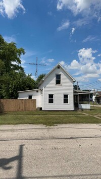 Building Photo - 804 W 1st St