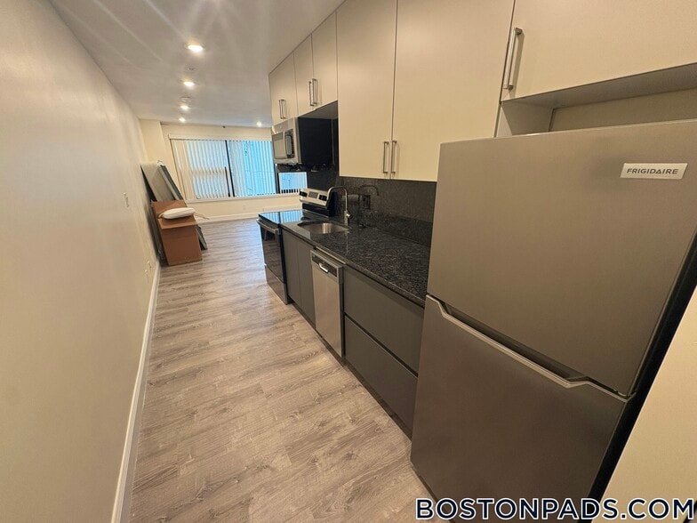 Building Photo - 1028 Commonwealth Ave