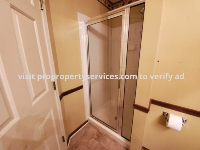 Building Photo - Beautiful Top Floor Garden Condo In Frederick