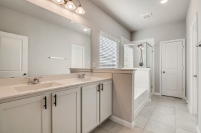 Building Photo - Beautiful 4/2.5 in Forney - like new!