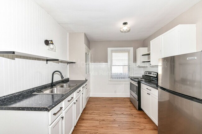 Building Photo - 802 N Denny St