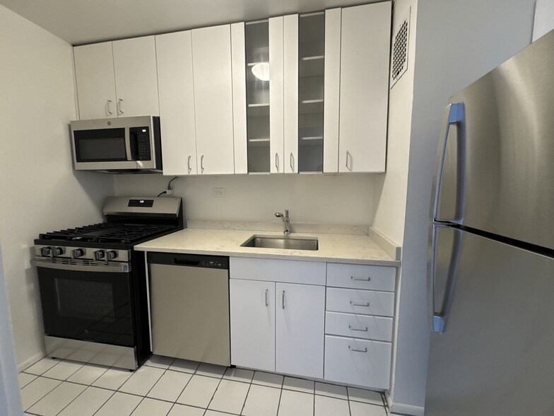 Building Photo - 218 E 50th St