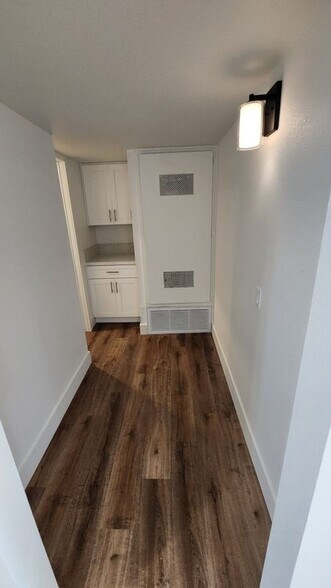 Building Photo - 988 El Camino Dr