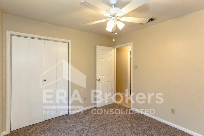 Building Photo - 800 Silver Creek Dr