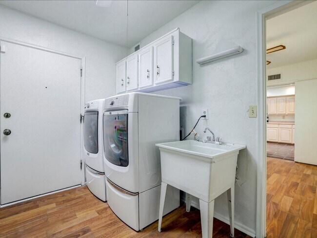 Building Photo - Enjoy stunning Catalina Mountain views fro...