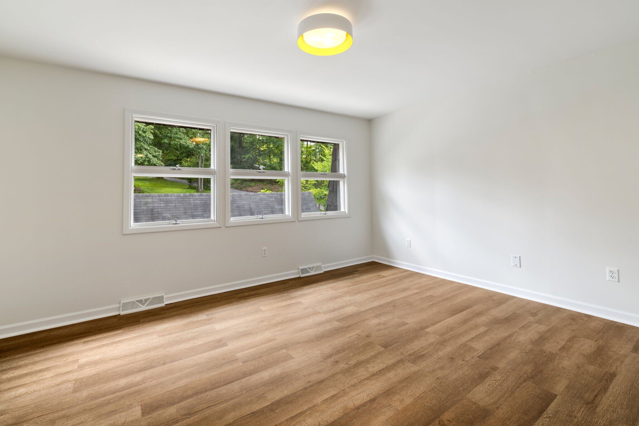 Building Photo - 215 Oakview Dr