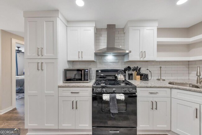 Building Photo - 243 N Georgia Ave