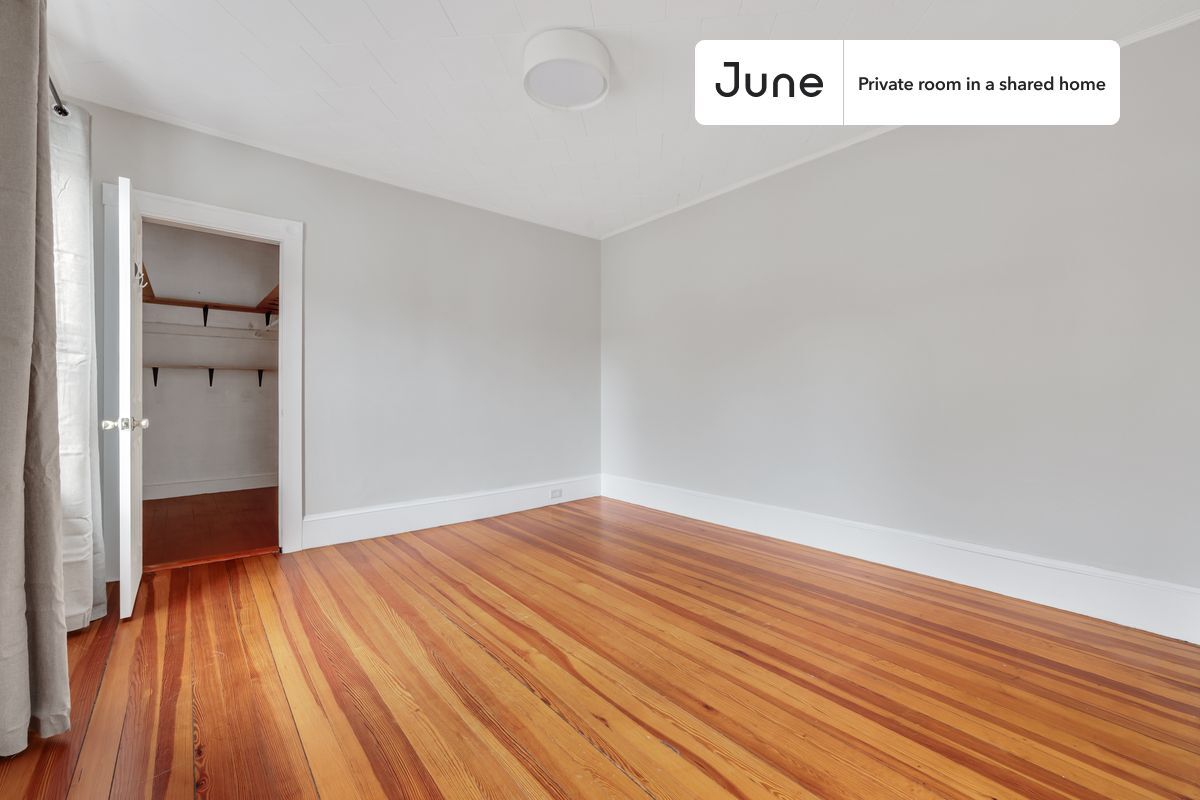 Building Photo - Private bedroom in 3 bed/1 bath Home