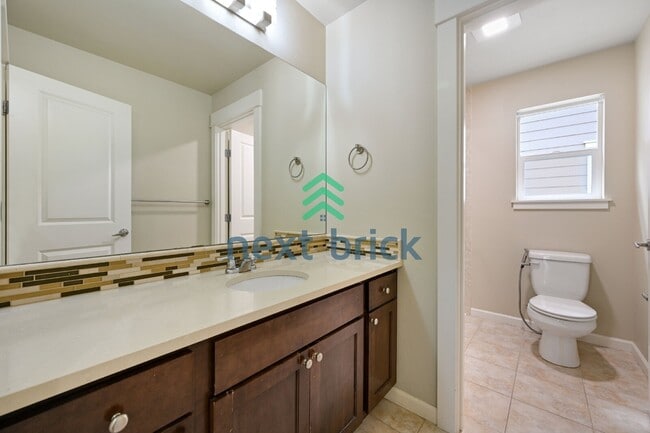 Building Photo - "Charming 4-Bedroom Retreat in Redmond: Spacious 2,540 Sq Ft Home with 2.5 Baths!"