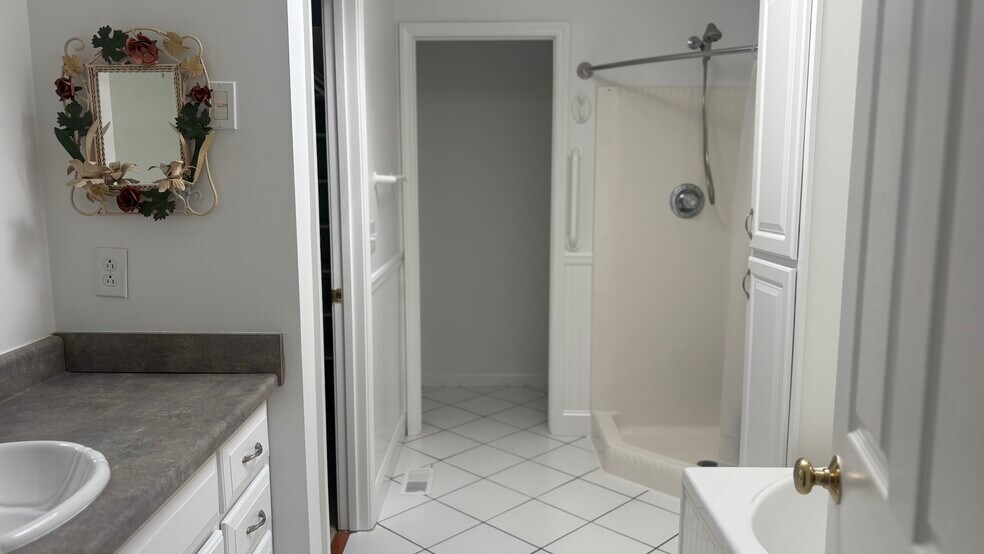 Building Photo - 12 Willow Tree Ct
