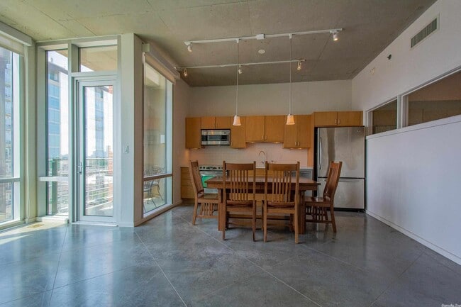 Building Photo - 315 Rock St