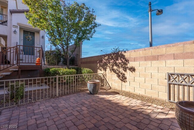 Building Photo - 7765 Floral Fabric Ct