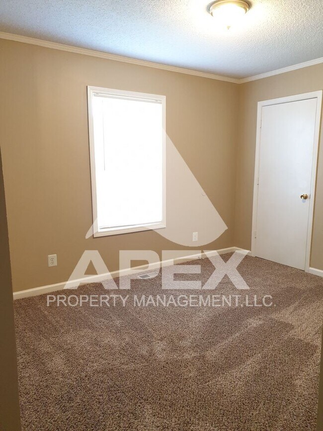 Building Photo - MOVE-IN SPECIAL, $1 RENT!! - NICE 3 Bd | 2 Ba Top Floor Condo in West Knoxville!