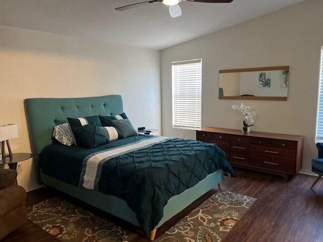 Building Photo - Fully furnished 3 BR Home Includes Utiliti...