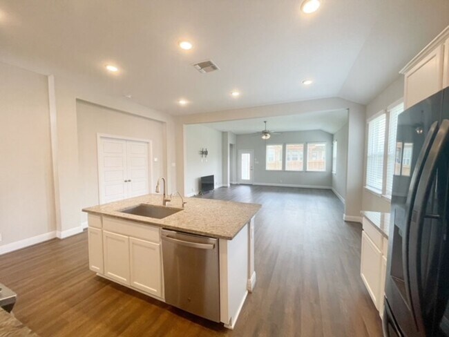 Building Photo - This stunning, 4BED/2BATH, well maintained...