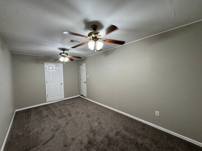 Building Photo - Charming 4 Bedroom, 1 Bathroom Home in Orange City!!