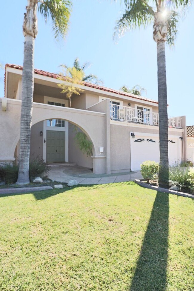 Building Photo - Live in Style in the Heart of Camarillo!