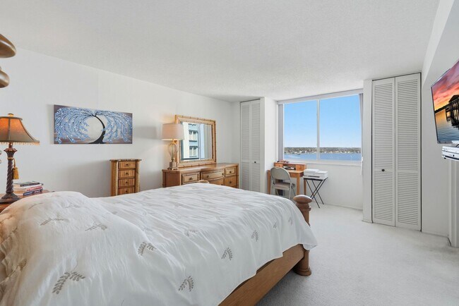 Building Photo - Beautiful 2/2 Bayshore Condo!