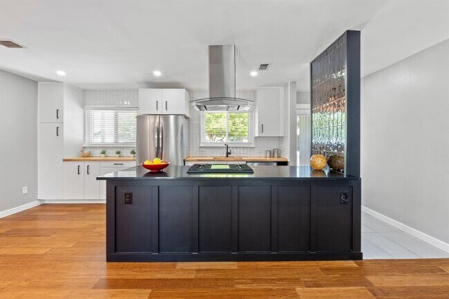 Building Photo - 1113 S Meadows Dr