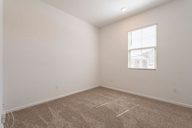 Building Photo - Bright & Spacious 4-Bed Home with 3-Car Ga...