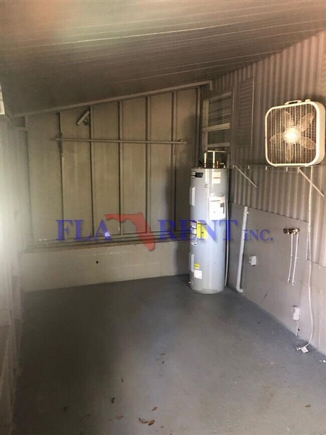 Building Photo - **3/1 Mobile home in Christmas/SR 50**