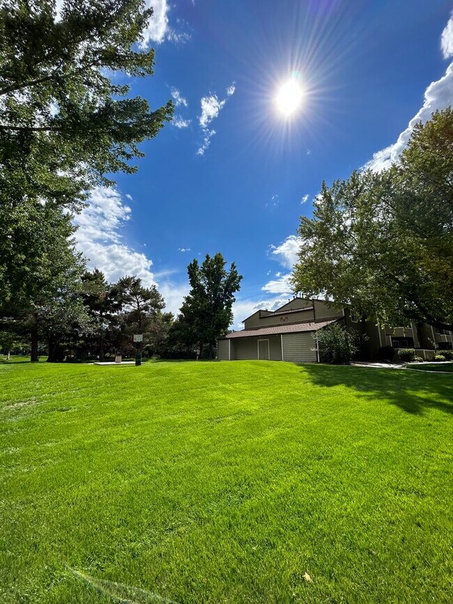 Building Photo - AVAILABLE 8/11 -  2 bed / 2 bath rennovate...