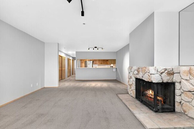 Building Photo - Enormous Waterfront Alki Condo w/ Stunning Views