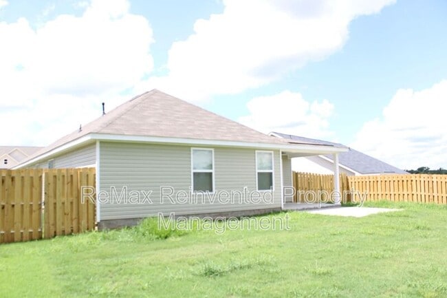 Building Photo - 921 Holbrook Dr