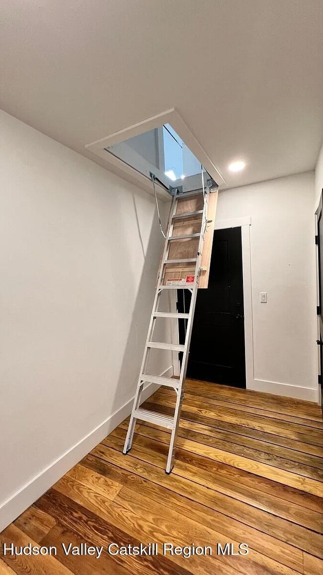 Building Photo - 406 Main St