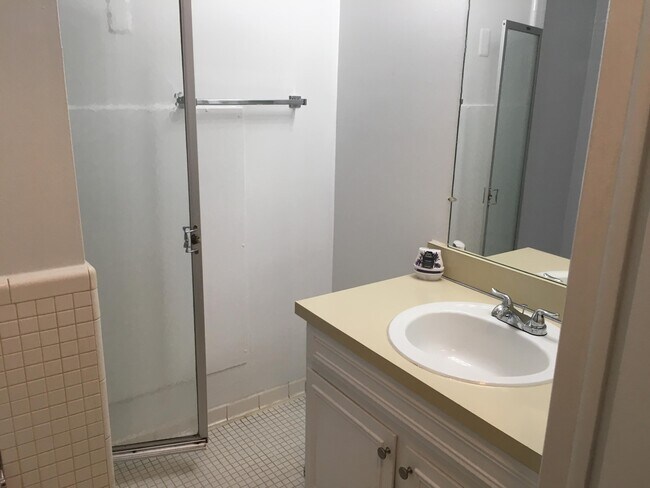 Building Photo - 444 N Fox Hills Dr