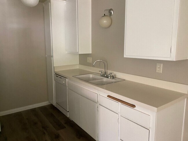 Building Photo - Spacious 1 Bedroom 1 Bath Upstairs Apartment