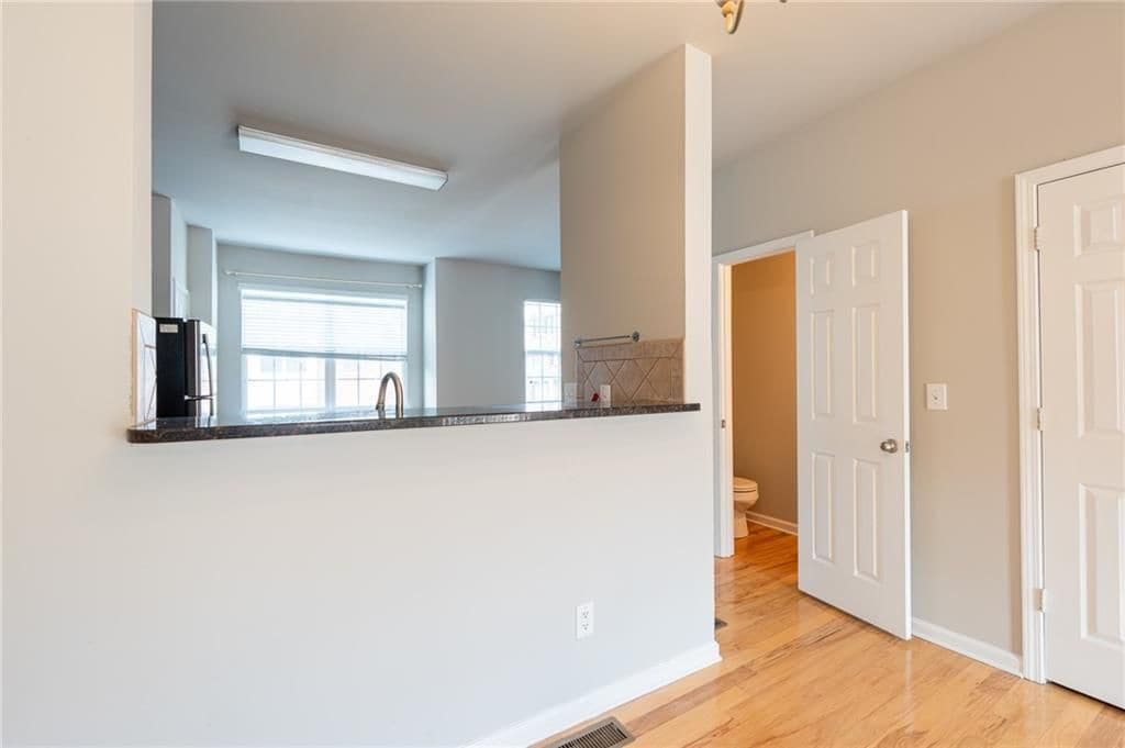 Building Photo - 2190 Landing Walk Dr