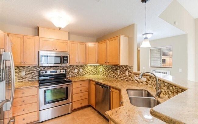Building Photo - Bright 2BR / 2BA End-Unit Tanasbourne Condo w/ High Ceilings, Gas Fireplace, Private Balcony + At...