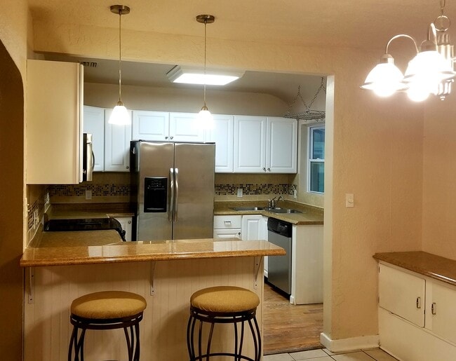 Building Photo - 512 E Strawbridge Ave