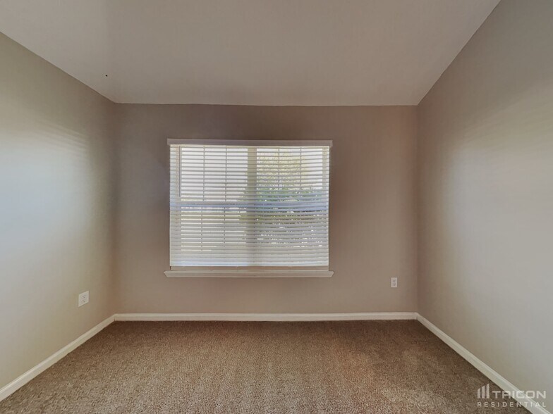 Building Photo - 1675 Hollow Glen Dr