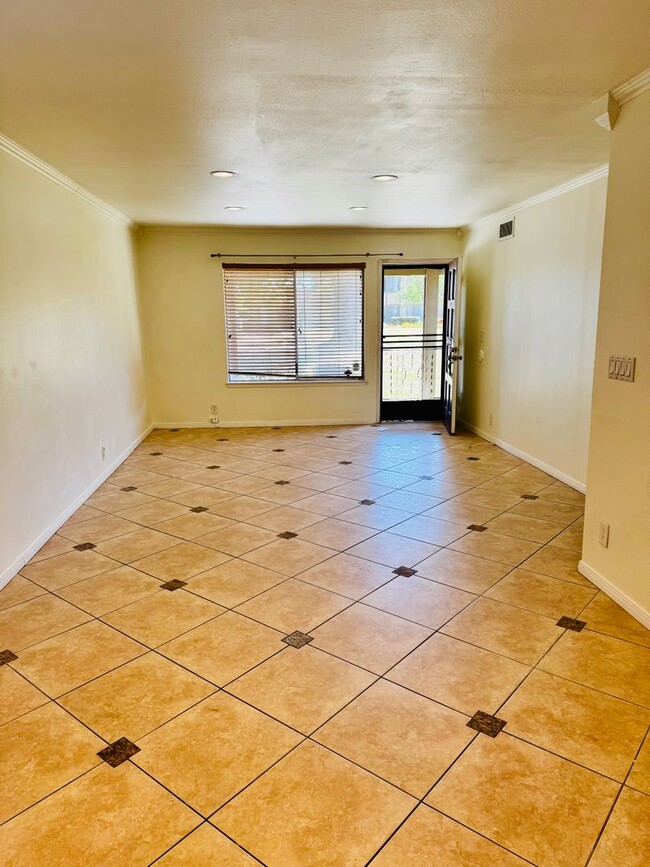 Building Photo - 2/1 Townhome with 2 car attached garage & ...
