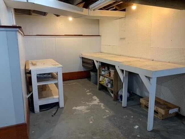Building Photo - Gorgeous 4 bedroom 2 bath house with one s...