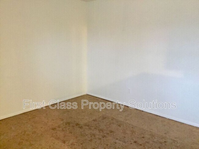 Building Photo - 1104 N Carol Ln